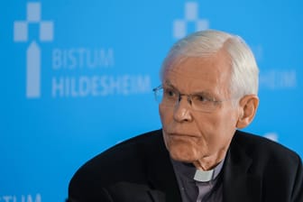 Weihbischof Nikolaus Schwerdtfeger im Jahr 2017 (Archivbild): Er wurde an seiner Tür zusammengeschlagen.