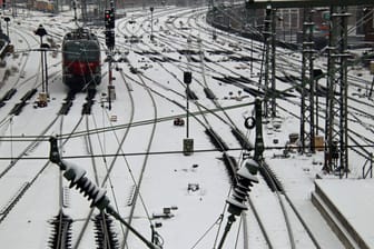 Wetterchaos in Hamburg: Mit Schnee bedeckte Gleise und Stromleitungen vor dem Hauptbahnhof.