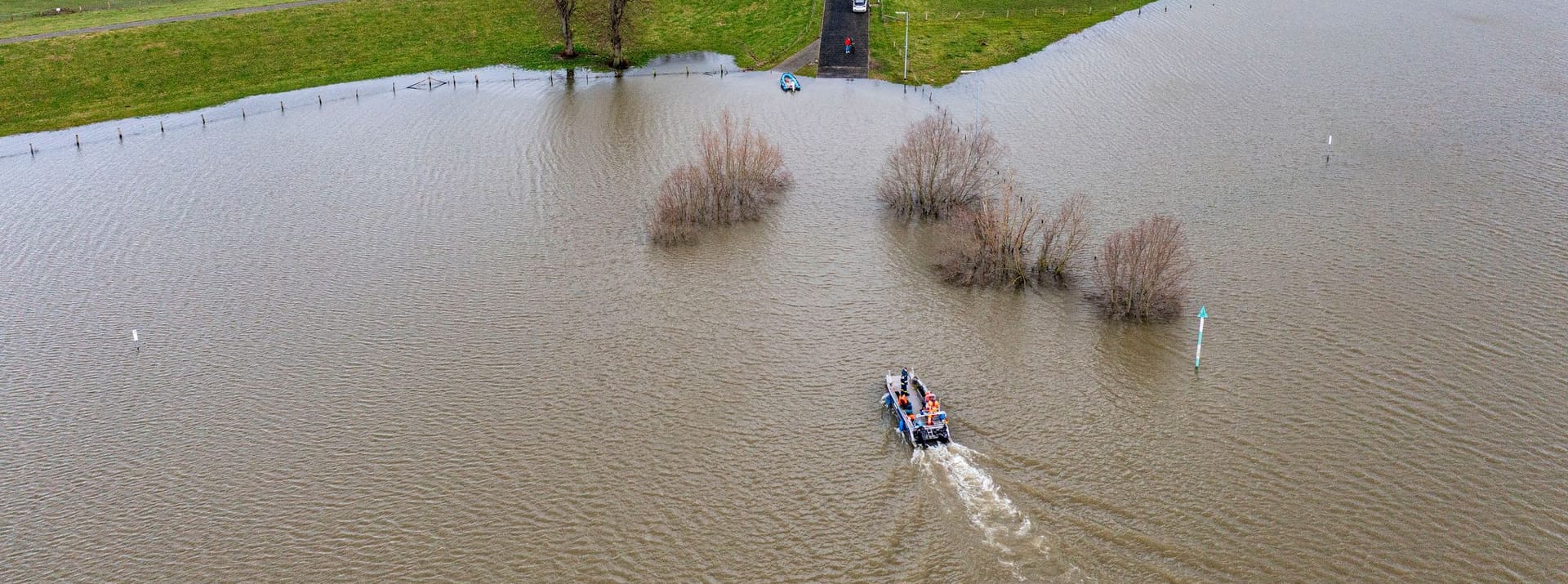 Das Technische Hilfswerk bringt Anwohner aus dem vom Rheinhochwasser umschlossenen Klever Stadtteil Schenkenschanz in Nordrhein-Westfalen von Ufer zu Ufer.
