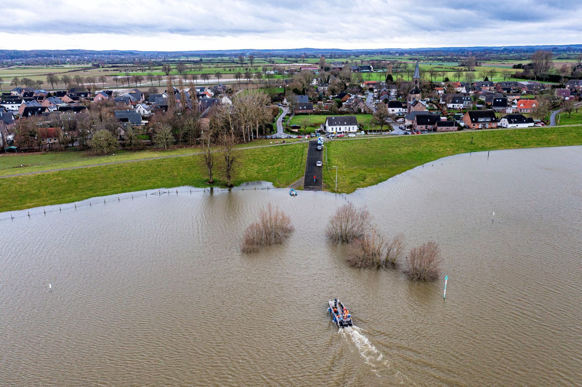 Das Technische Hilfswerk bringt Anwohner aus dem vom Rheinhochwasser umschlossenen Klever Stadtteil Schenkenschanz in Nordrhein-Westfalen von Ufer zu Ufer.