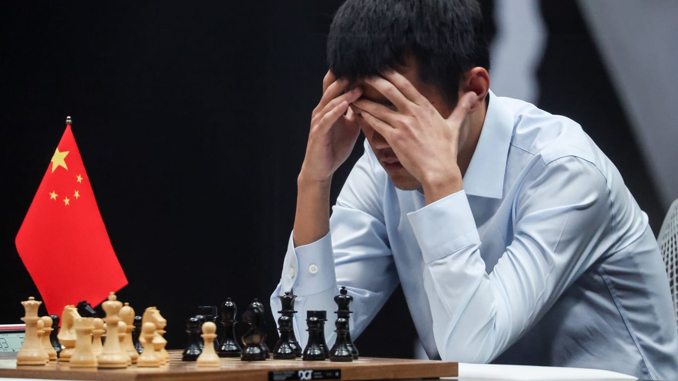 Nachdenklich: Ding Liren bei der Schach-WM 2023. Der Chinese schlug den Russen Jan Nepomnjaschtschi und wurde als erster Vertreter seines Landes Weltmeister.