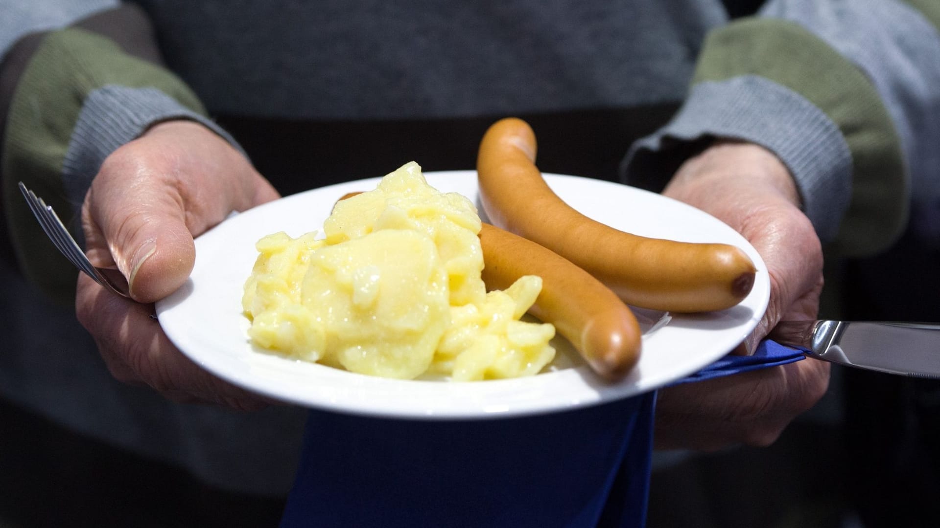 Würstchen mit Kartoffelsalat
