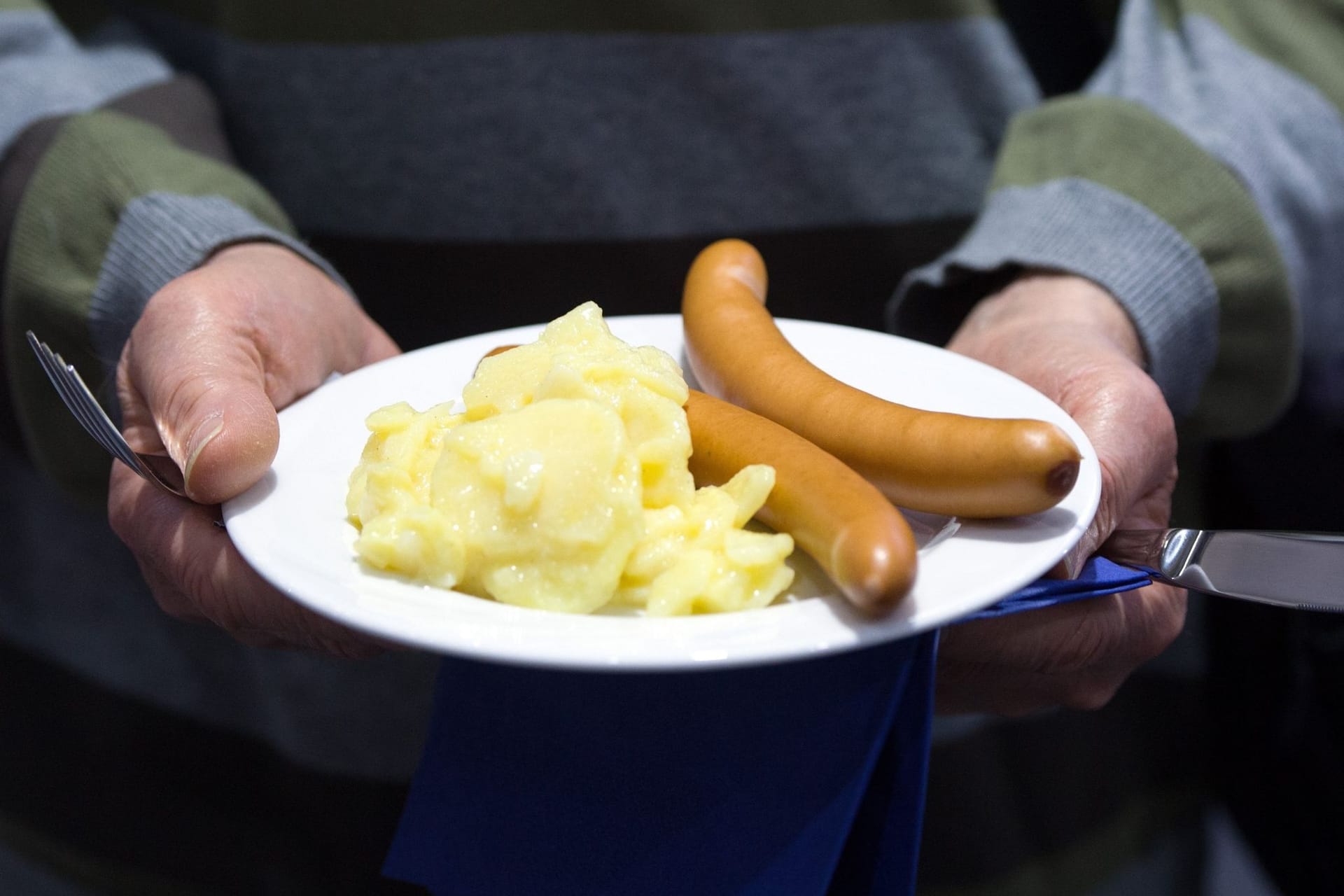 Würstchen mit Kartoffelsalat
