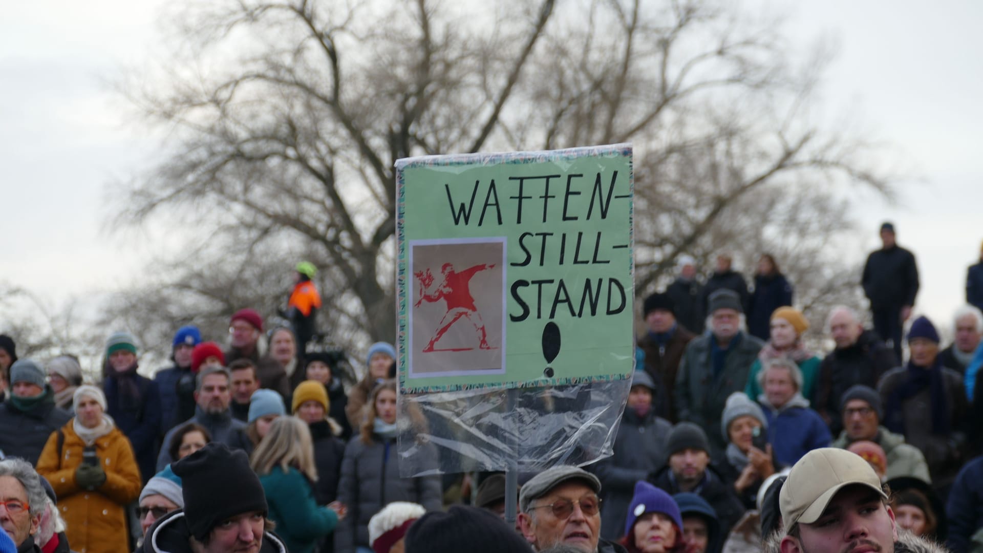 Hunderte Menschen waren zum Aachener Weiher gekommen.