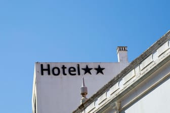 Blick auf ein Hotel: Was, wenn man die geplante Reise doch nicht antreten kann?
