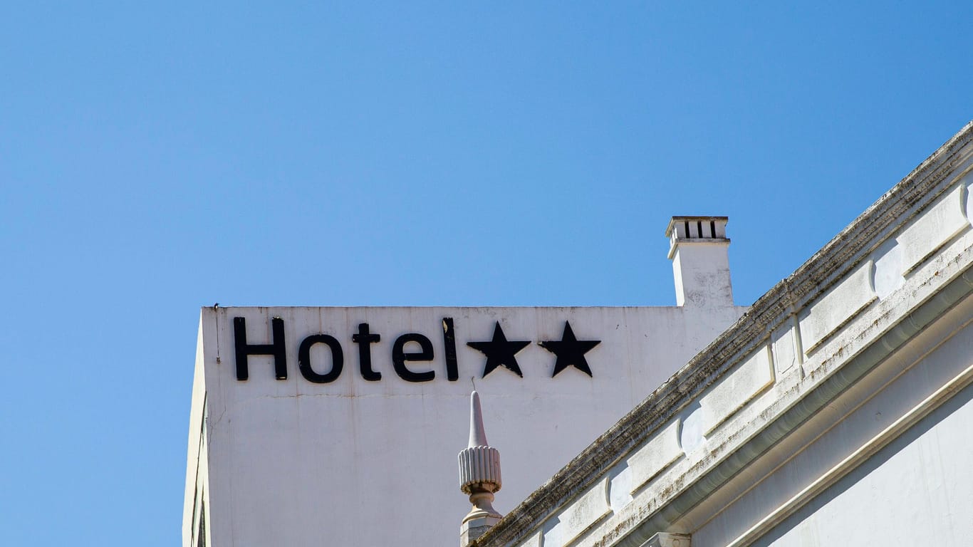Blick auf ein Hotel: Was, wenn man die geplante Reise doch nicht antreten kann?