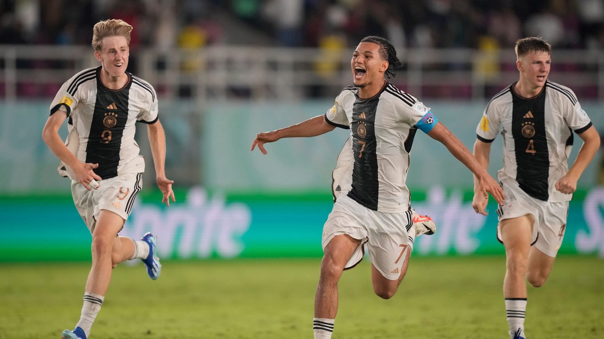 Deutschland jubelt: Die U17-Nationalmannschaft hat sich bei der Weltmeisterschaft den Titel gesichert.