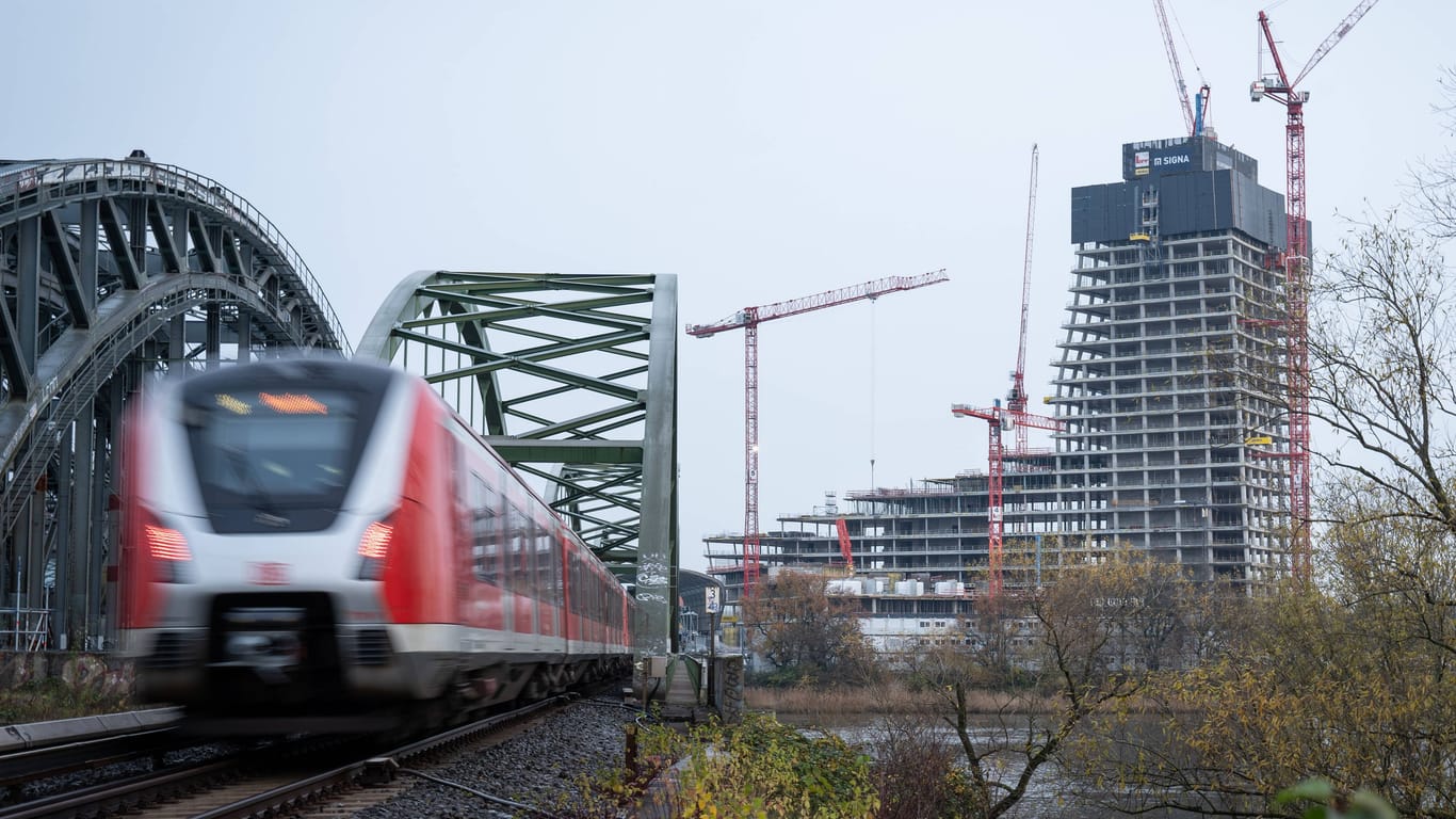 Eine S-Bahn fährt über die Elbbrücken (Symbolbild): Dort wird auch der neue Elbtower gebaut.