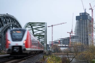 Eine S-Bahn fährt über die Elbbrücken (Symbolbild): Dort wird auch der neue Elbtower gebaut.