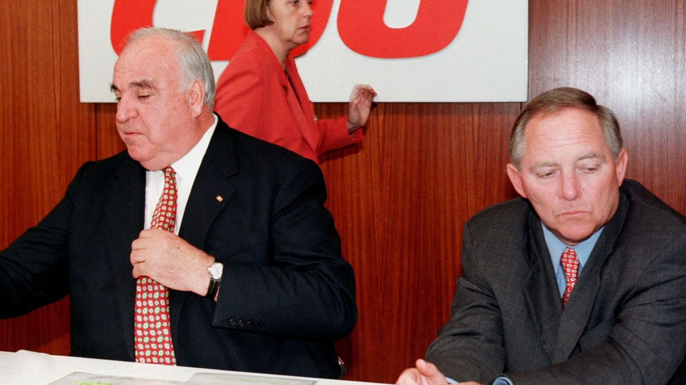 Wolfgang Schäuble neben Helmut Kohl, im Hintergrund Angela Merkel (Archivbild): Schäuble galt als Kohls Kronprinz.