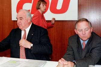 Wolfgang Schäuble neben Helmut Kohl, im Hintergrund Angela Merkel (Archivbild): Schäuble galt als Kohls Kronprinz.