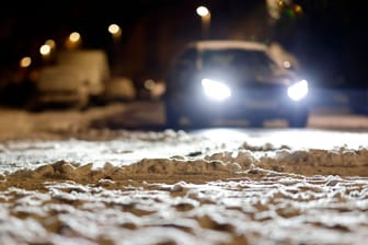 Schnee auf der Straße (Symbolfoto): Im Norden wird es auch in den kommenden Tagen kalt.