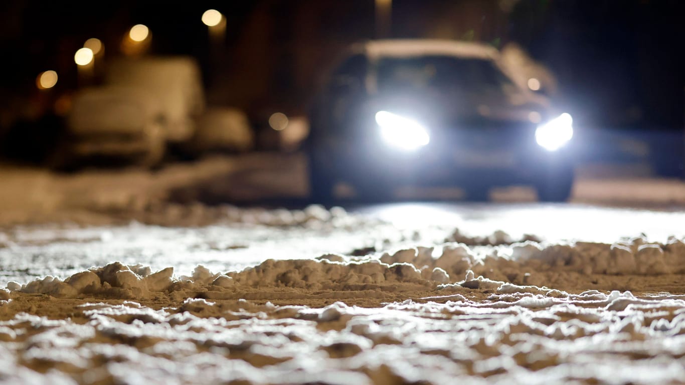 Schnee auf der Straße (Symbolfoto): Im Norden wird es auch in den kommenden Tagen kalt.
