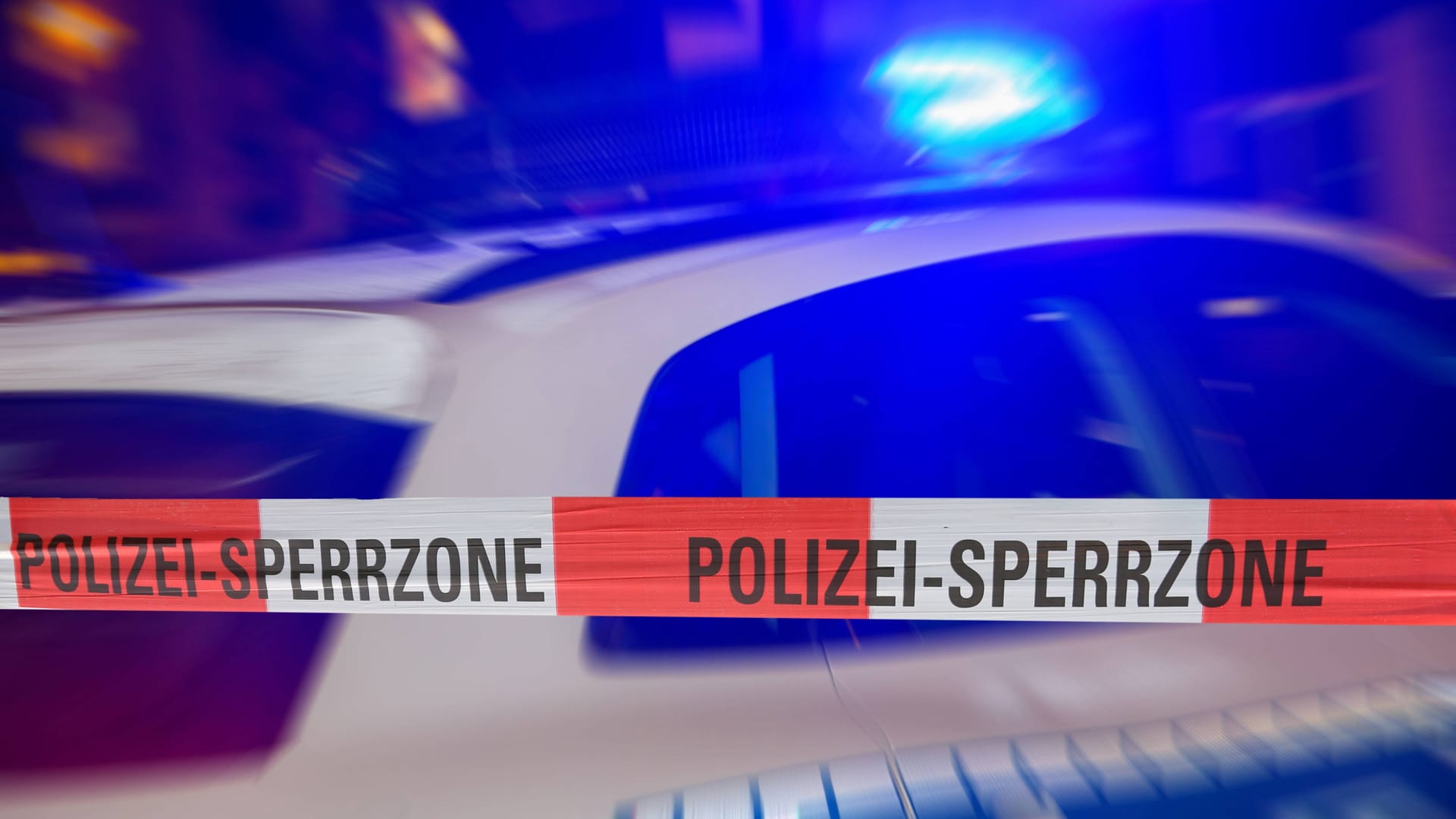 Polizeiabsperrung bei Nacht mit Polizeiauto dahinter (Symbolbild): Eine Fahndung nach den Tätern blieb erfolglos.