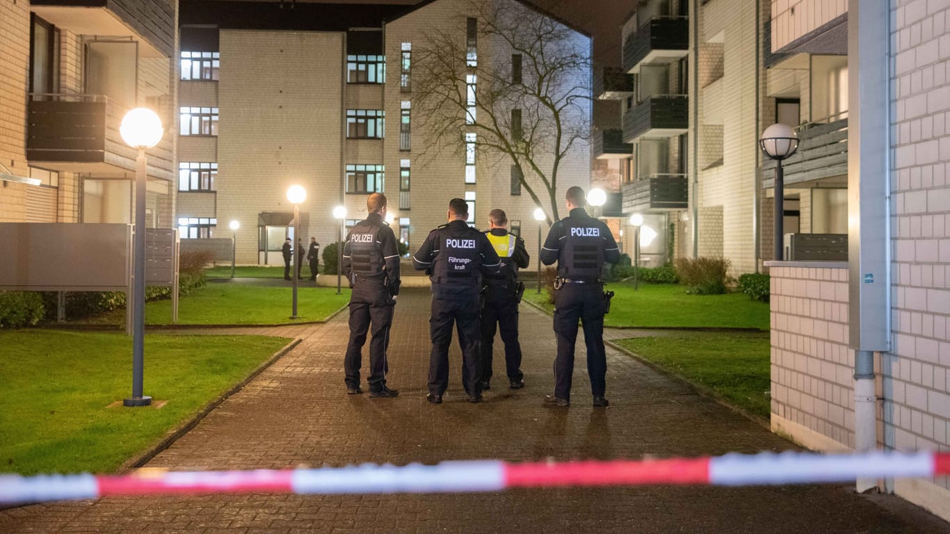 Polizisten stehen im Wohnkomplex in Bonn-Tannenbusch: Hier wurde am Nachmittag der Tote entdeckt.