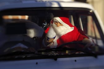 Eine Weihnachtsfigur im Auto (Symbolbild): Die Situation stellte sich ganz anders dar.