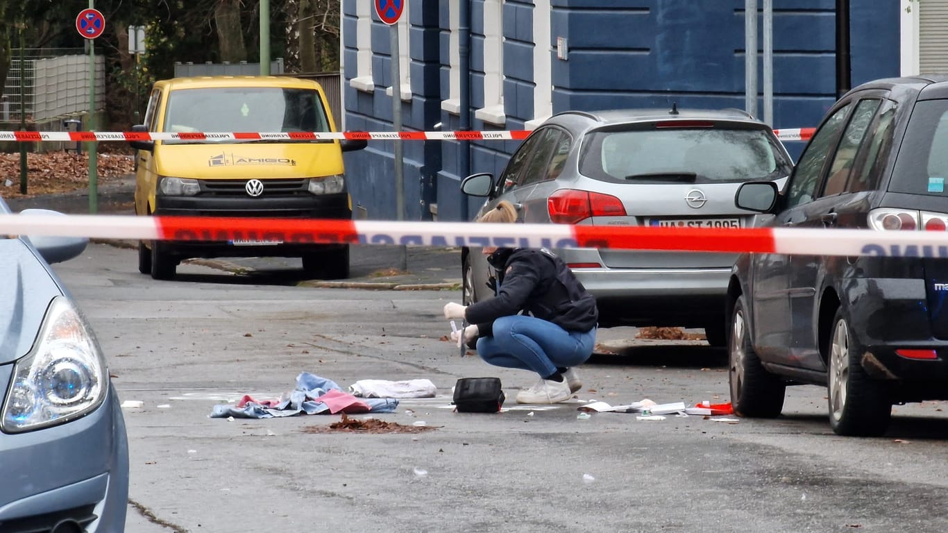 Einsatzkräfte am Tatort: Die Polizei ermittelt nach Schüssen in Hagen.