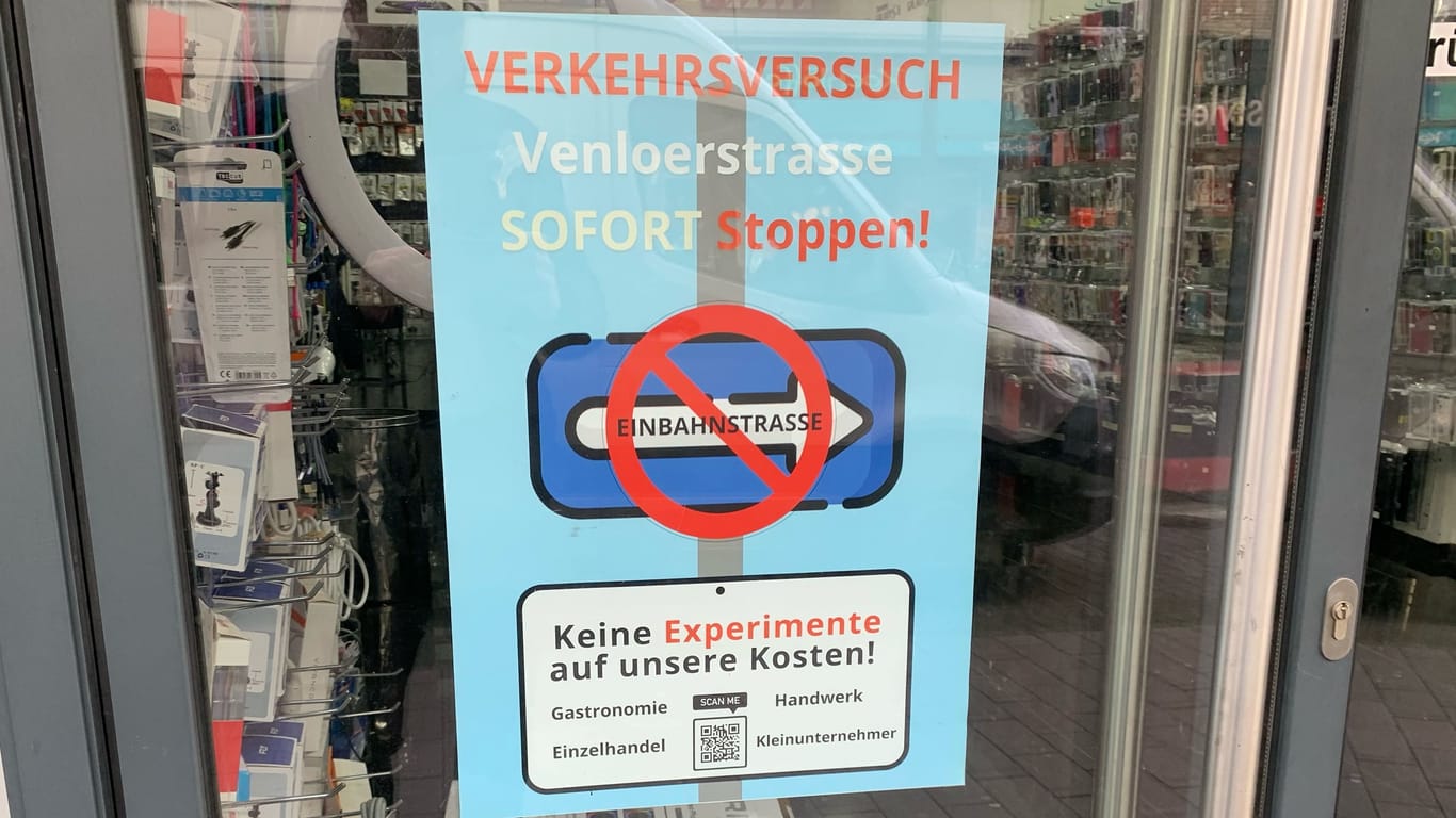 Beklebtes Ladenlokal an der Venloer Straße: Einzelhändler fordern ein Ende des Verkehrsversuchs.