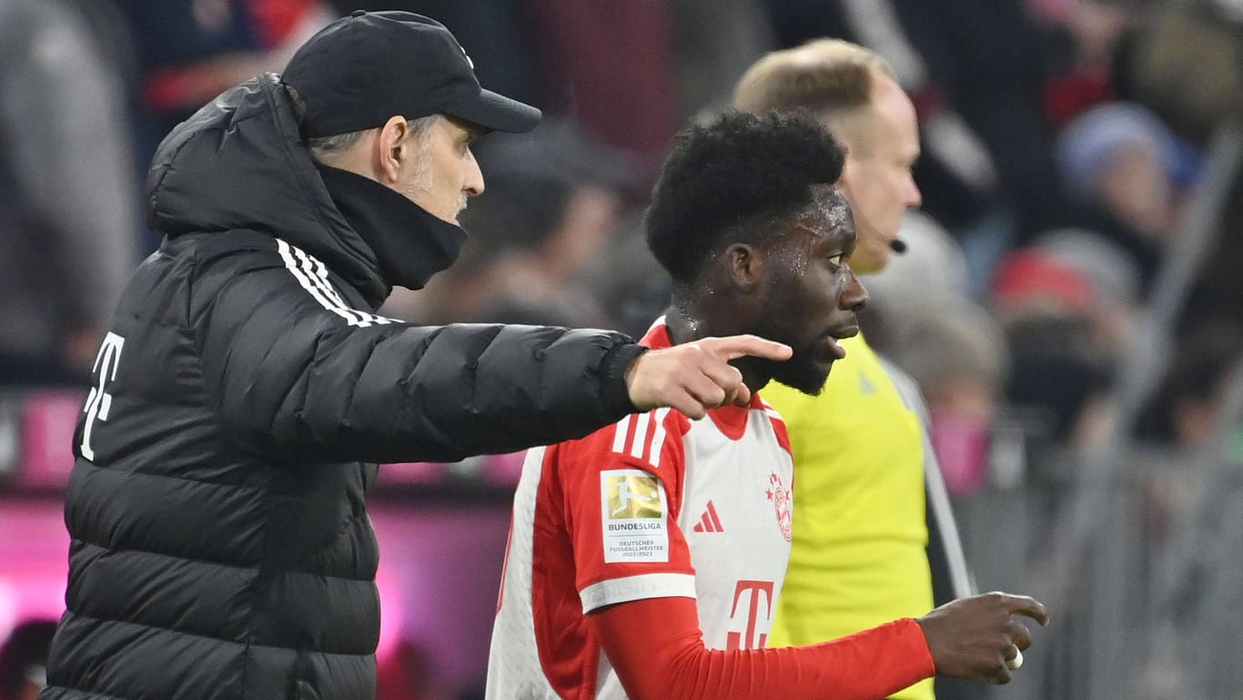 Alphonso Davies (r.) mit Trainer Thomas Tuchel: Der kandadische Nationalspieler zögert seit Monaten mit seiner Vertragsverlängerung beim FC Bayern.