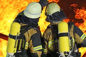 Feuerwehrleute im Einsatz (Symbolbild): In Erfurt wurde eine Frauenleiche nach einem Brand gefunden.