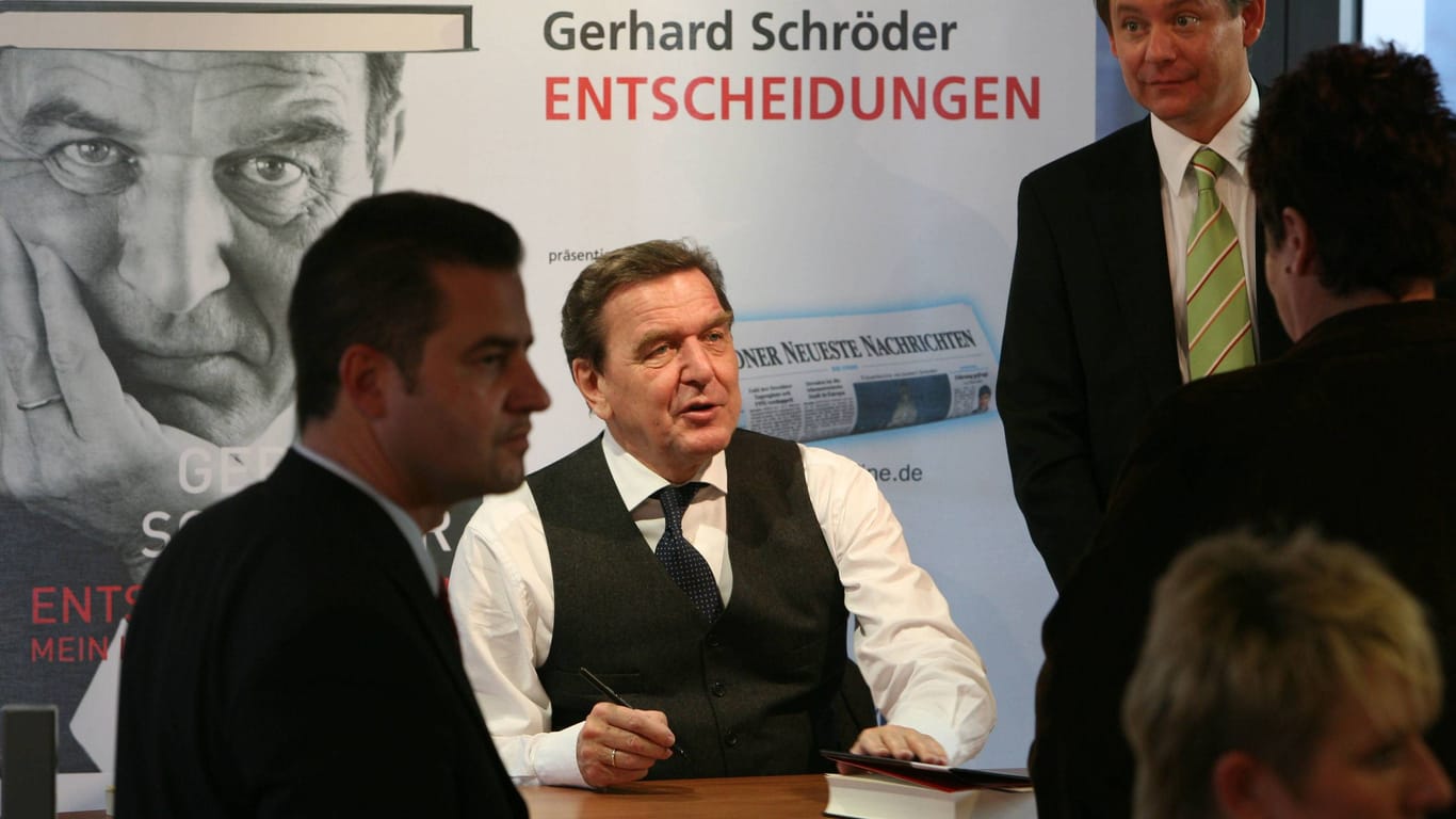 Gerhard Schröder mit seiner Autobiografie im Jahr 2006: Elf Jahre erschien das Werk auf Koreanisch – übersetzt von seiner späteren Frau.