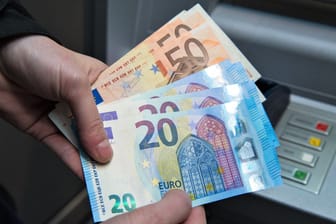 Euroscheine aus dem Geldautomaten (Symbolbild): 2024 bleibt den meisten Arbeitnehmern mehr von ihrem Gehalt übrig.