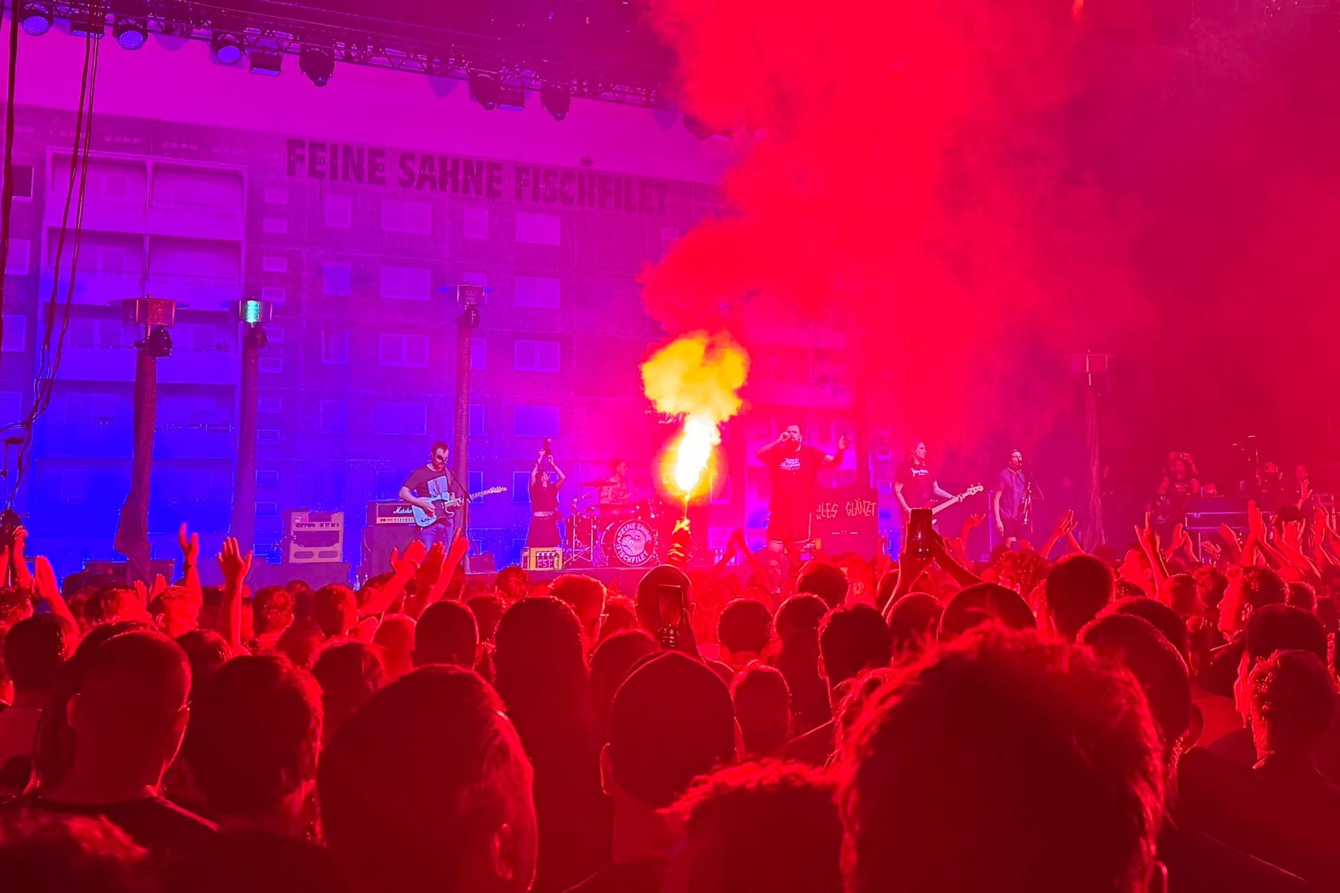 Rostock brennt: Feine Sahne Fischfilet bei ihrem letzten Tourstopp in ihrer Wahlheimat.