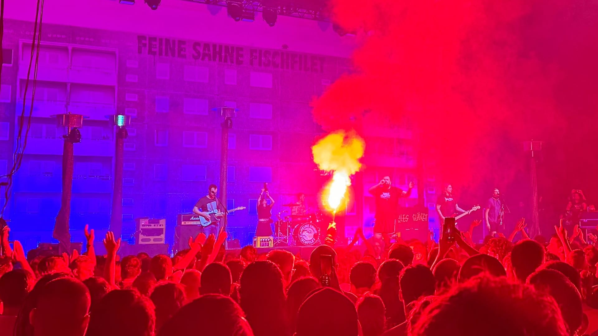 Rostock brennt: Feine Sahne Fischfilet bei ihrem letzten Tourstopp in ihrer Wahlheimat.