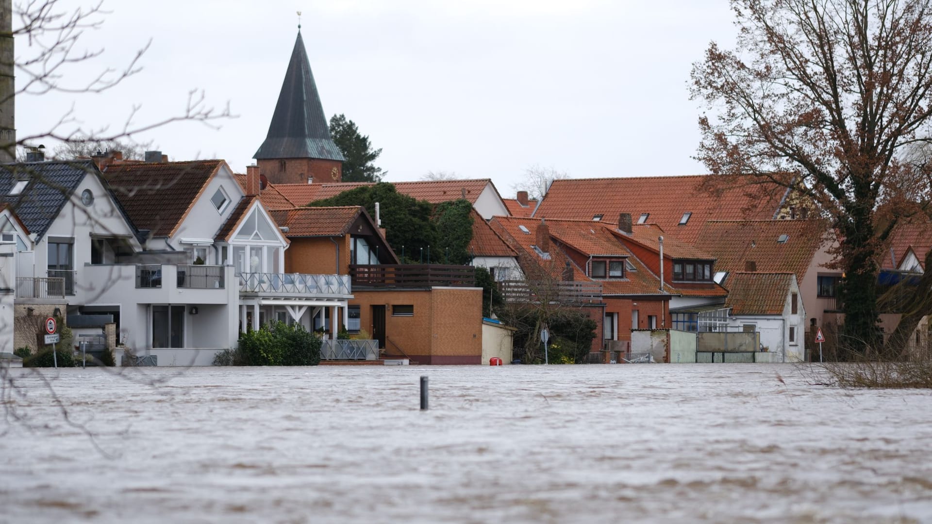 Das Hochwasser an der Alller in Verden hat Deiche beschädigt. Es komme zu sogenannten Qualmwasseraustritten an mehreren Stellen, wie die Feuerwehr mitteilte.