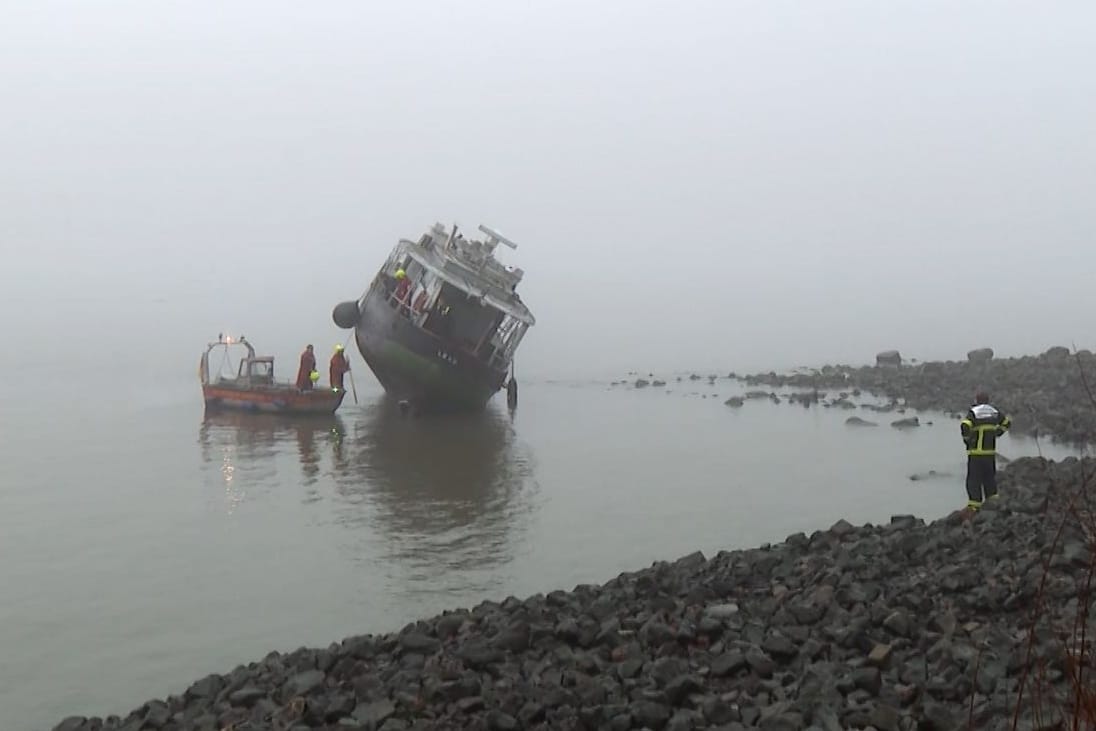 Das Schiff liegt am Elbufer auf Grund: Einsatzkräfte waren stundenlang im Einsatz.