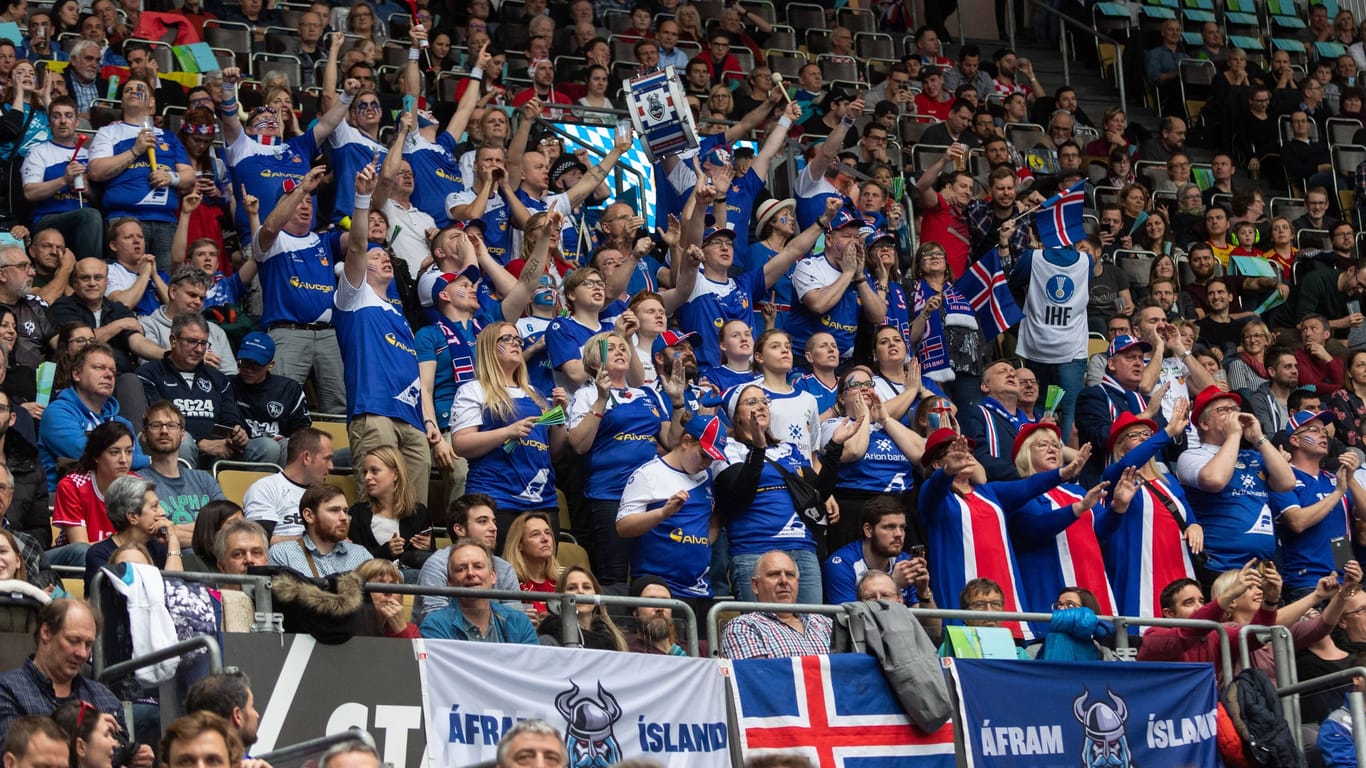 Fans der isländischen Nationalmannschaft bei der WM 2019 in München (Archivbild): Auch bei der EM werden wieder etliche Isländer in der Olympiahalle erwartet.