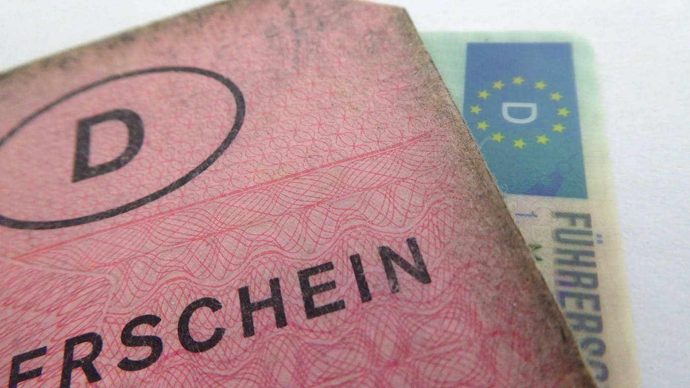 Ein alter und ein neuer Führerschein liegen nebeneinander (Symbolbild): In mehreren NRW-Kommunen ist die Umtauschfrist für Führerscheine verlängert worden.