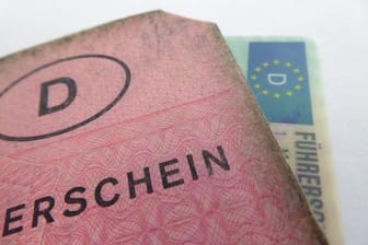 Ein alter und ein neuer Führerschein liegen nebeneinander (Symbolbild): In mehreren NRW-Kommunen ist die Umtauschfrist für Führerscheine verlängert worden.