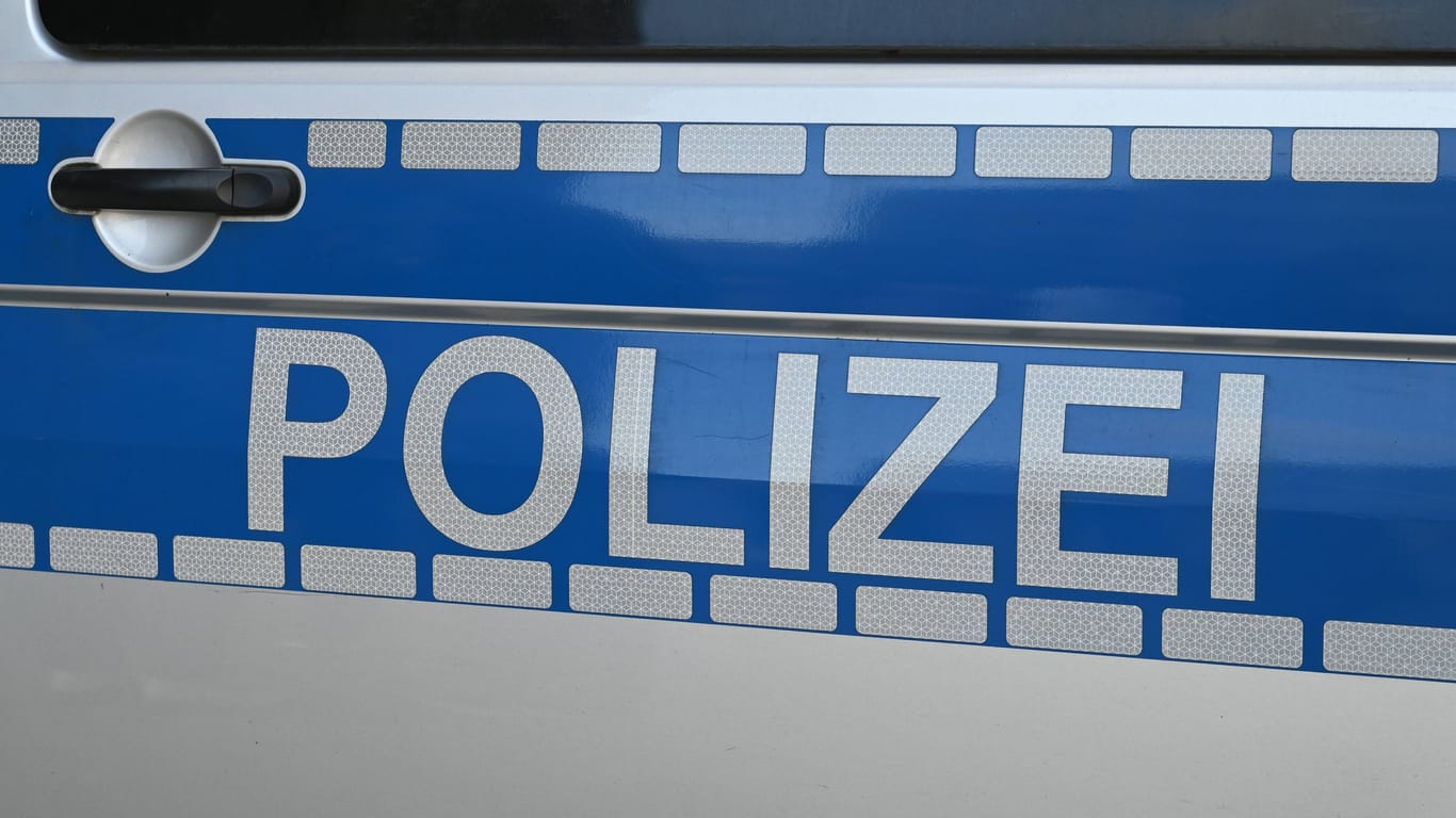 Schriftzug Polizei an einem Polizeiwagen (Symbolfoto): Nach einem Messerangriff auf einen Rollstuhlfahrer ermittelt die Polizei gegen einen Frau wegen versuchten Mordes.