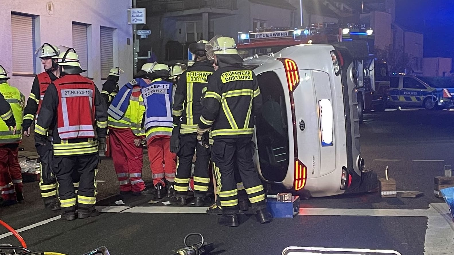 Auch ein Hund war in dem Wagen eingeschlossen: Er wurde von Ersthelfern betreut.