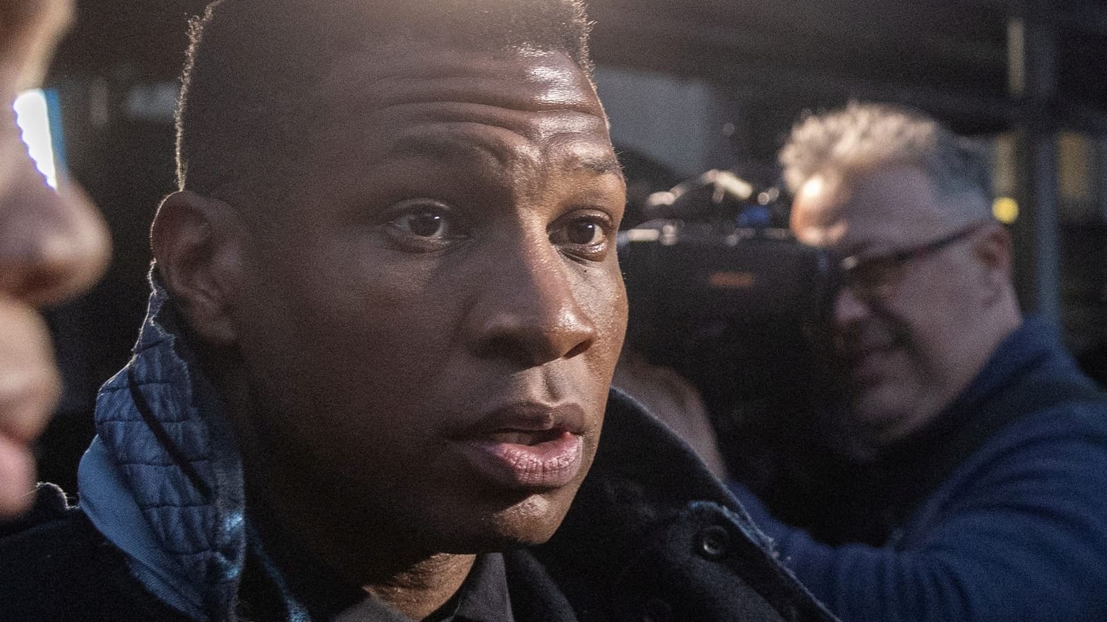Jonathan Majors: Nach dem Juryurteil verlässt er das Gericht.