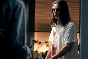 "Tatort: Kontrollverlust": Lucas Baers (Bela Gábor Lenz) Mutter findet ihn im Badezimmer vor – auf seinem T-Shirt sind Blutflecken.
