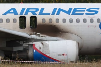 Ein Flugzeug der Ural Airlines nach einer Notlandung (Archivbild): Die Zahl der Zwischenfälle in der russischen Luftfahrt wächst.