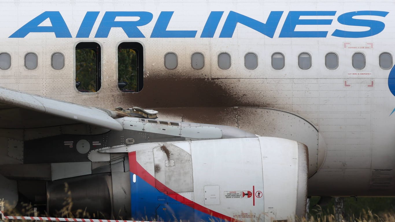 Ein Flugzeug der Ural Airlines nach einer Notlandung (Archivbild): Die Zahl der Zwischenfälle in der russischen Luftfahrt wächst.