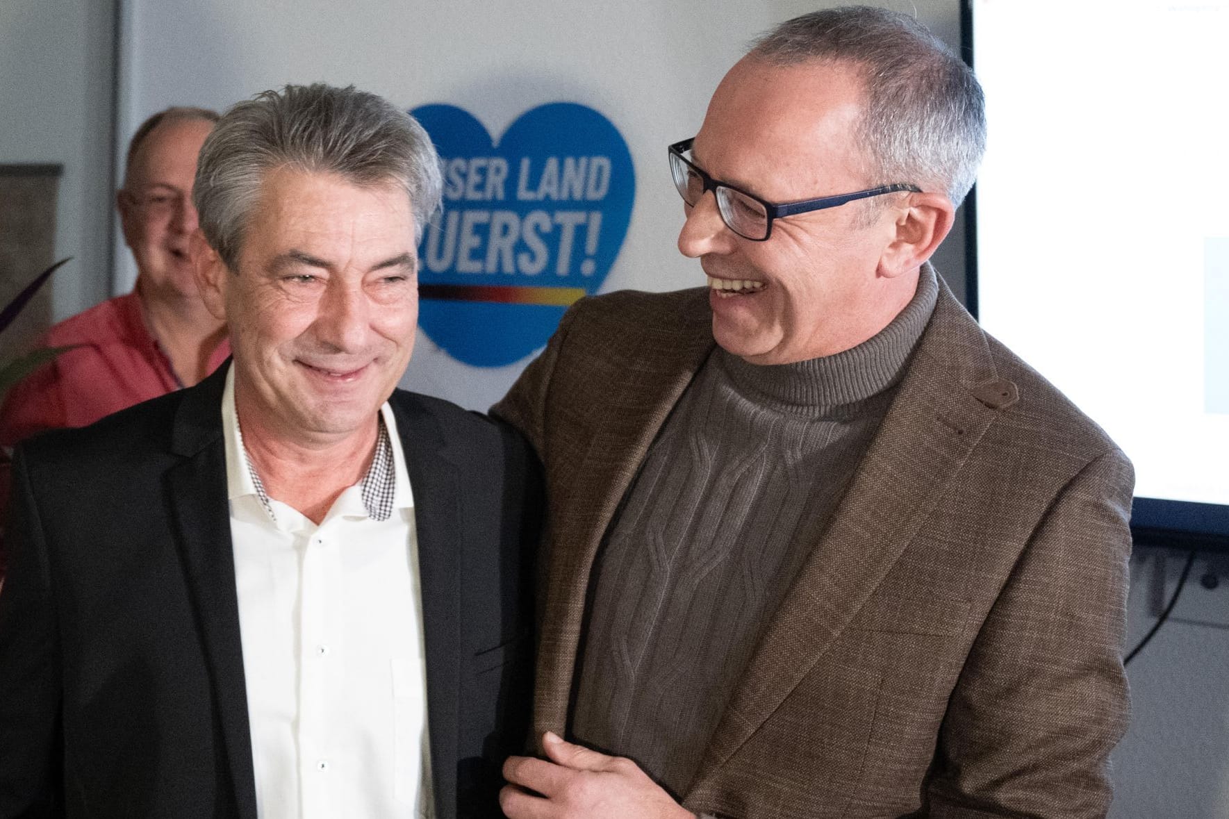 Tim Lochner (l), der für die Oberbürgermeisterwahl von der AfD aufgestellte Kandidat, und Jörg Urban, Vorsitzender der AfD in Sachsen, freuen sich während der Wahlparty ihrer Partei.