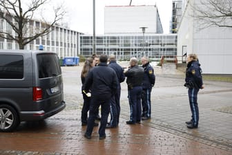 Polizisten vor der Berufsschule in Erlangen: Diese musste wegen eines verdächtigen Gegenstands geräumt werden.
