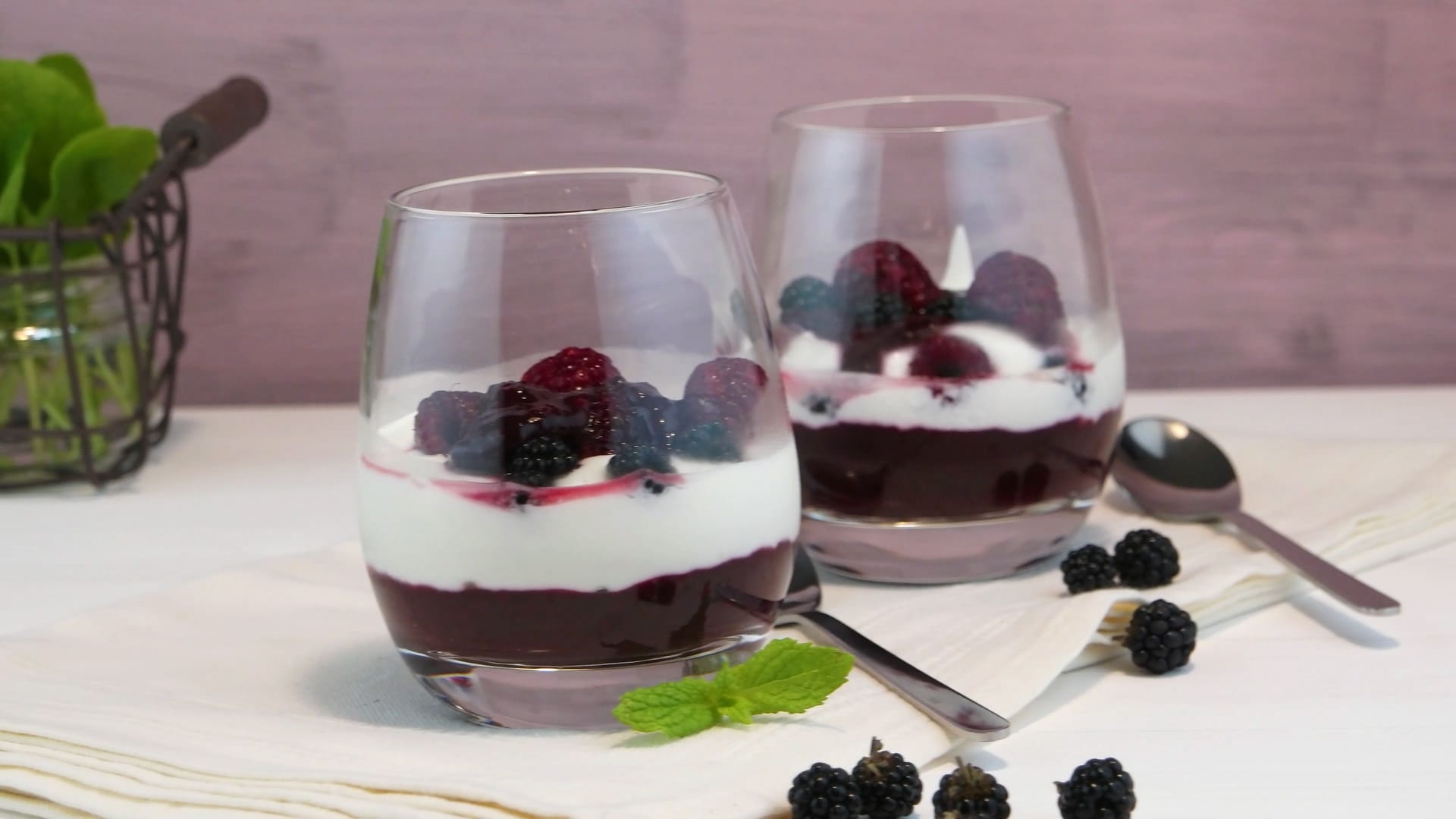 Ein Dessert-Traum: Eine Creme aus Mascarpone und Quark, Brombeeren und Marzipan.