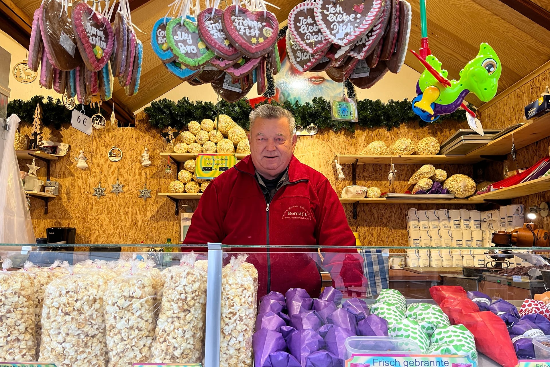 Dieter Berndt steht mit seinem Wagen auf dem Essener Weihnachtsmarkt.