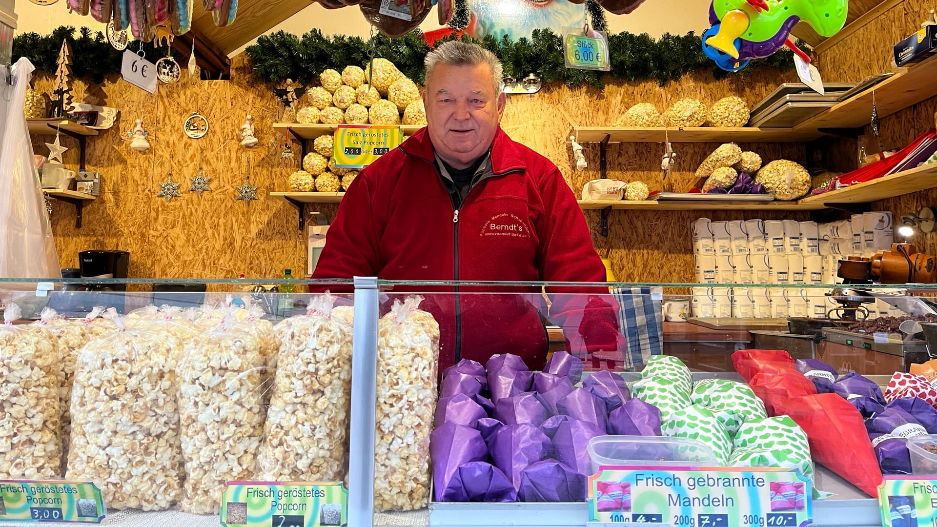 Dieter Berndt steht mit seinem Wagen auf dem Essener Weihnachtsmarkt.