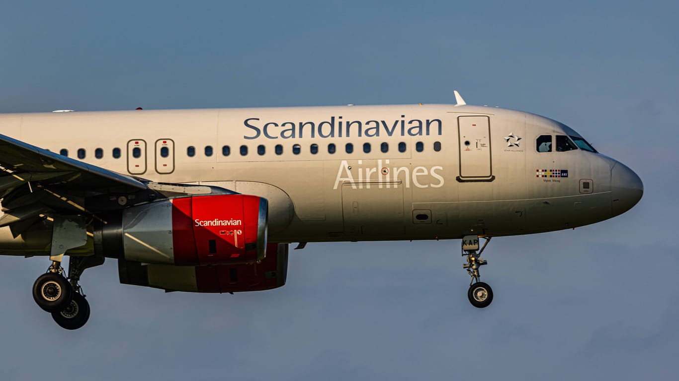 Scandinavian-Airlines-Maschine (Symbolbild): Der blinde Passagier soll nun vor Gericht gestellt werden.