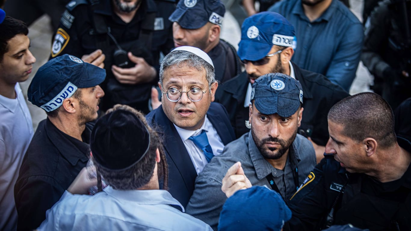 Itamar Ben-Gvir ist umringt von Polizisten (Archivbild): Der Minister für Nationale Sicherheit fordert mehr Waffen für die Bürger.
