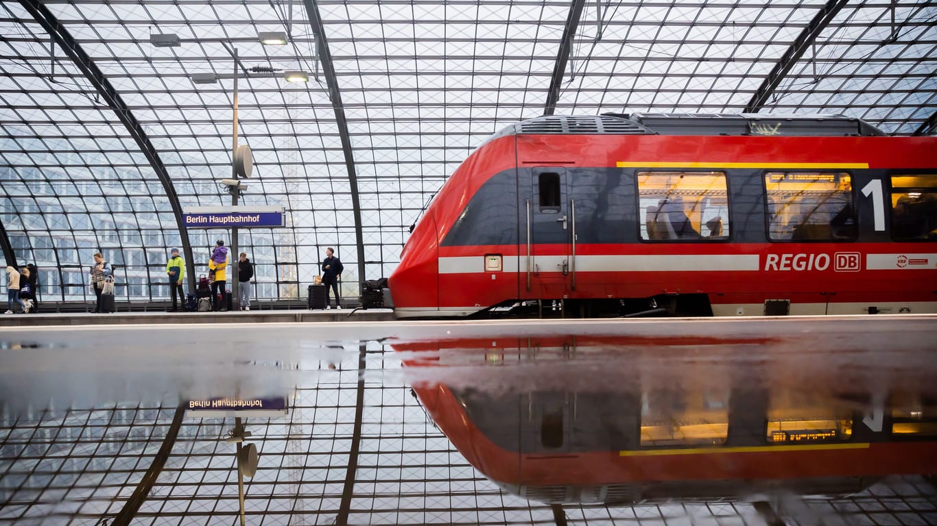 Ein Regionalzug fährt am Berliner Hauptbahnhof ein: Reisende mit Deutschlandticket sollten besser vor Fahrtantritt einen Blick in den "DB Navigator" werfen.