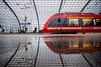 Ein Regionalzug fährt am Berliner Hauptbahnhof ein: Reisende mit Deutschlandticket sollten besser vor Fahrtantritt einen Blick in den "DB Navigator" werfen.