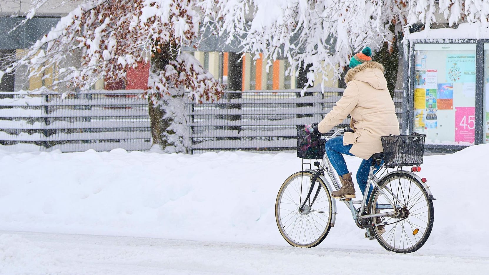 Radfahren im Winter: Mit ein paar Tipps geht es sicherer über Eis und Schnee.