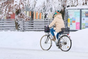 Radfahren im Winter: Mit ein paar Tipps geht es sicherer über Eis und Schnee.